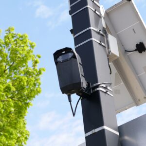 Caméra de surveillance extérieure sur un mât urbain avec panneau solaire