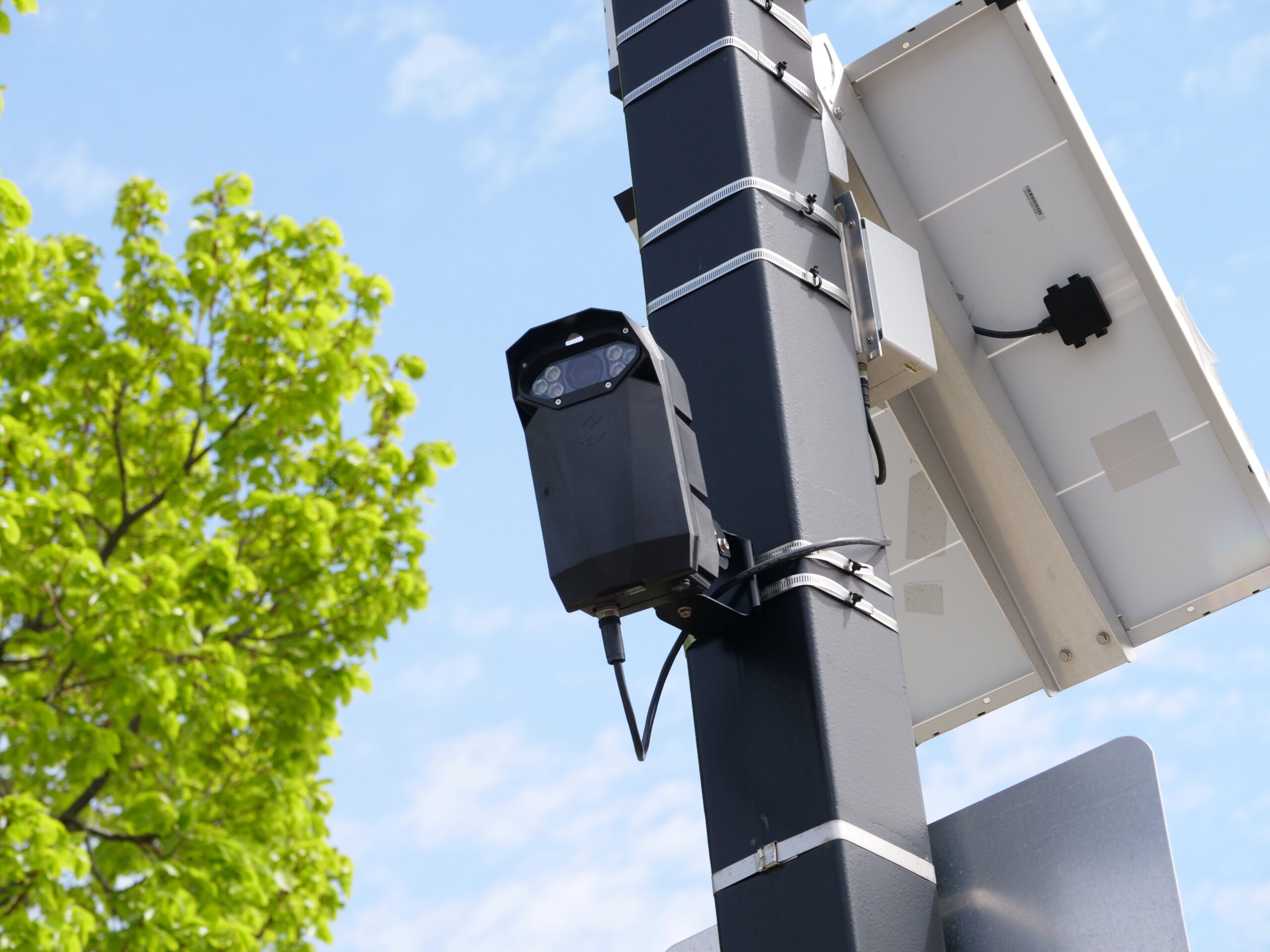 Caméra de surveillance extérieure sur un mât urbain avec panneau solaire