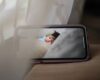 Écran de smartphone affichant un bébé endormi via une caméra bébé — surveillance de la chambre
