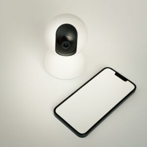 Caméra de sécurité intelligente sans fil avec téléphone — illustration d'une caméra IP WiFi