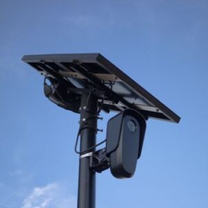 Caméra de surveillance extérieure solaire eufy SoloCam S220 2K sur poteau