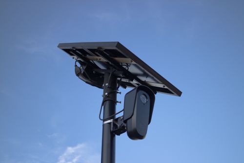 Caméra de surveillance extérieure solaire eufy SoloCam S220 2K sur poteau