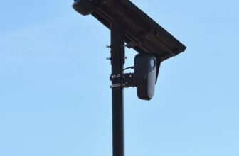 Caméra de surveillance extérieure solaire eufy SoloCam S340 sur mât sous un ciel bleu