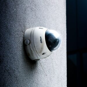 Caméra de surveillance dôme montée sur mur béton