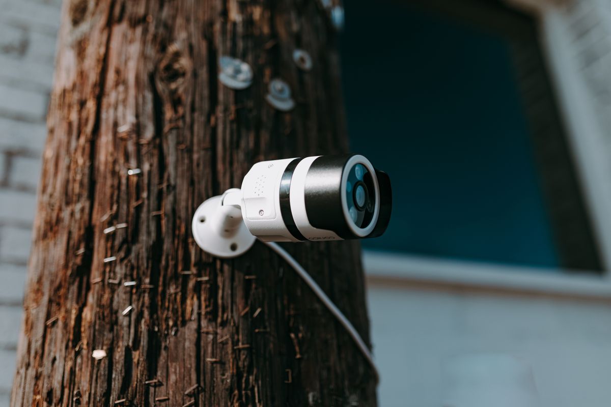 Caméra de sécurité extérieure PoE montée sur poteau en bois (Pexels 6257849, RDNE Stock project)