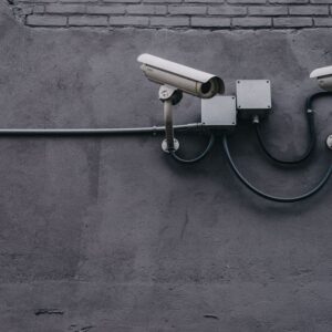 Caméra de surveillance extérieure PoE sur mur béton - Ring Outdoor Camera Pro PoE