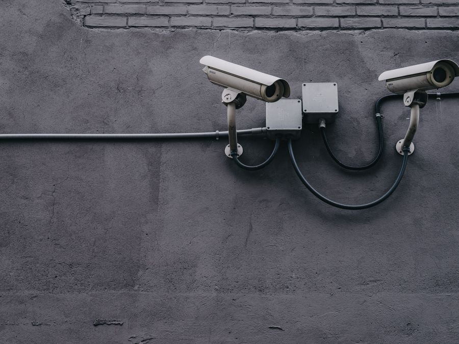 Caméra de surveillance extérieure PoE sur mur béton - Ring Outdoor Camera Pro PoE