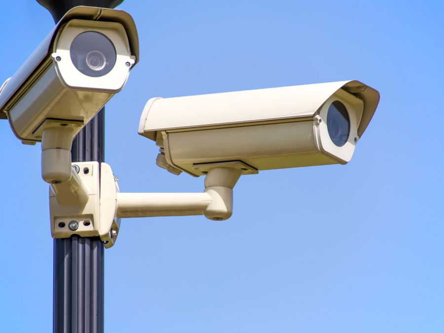 Caméra de surveillance extérieure sur perche métallique sous ciel dégagé - Caméra extérieure Pro Ring