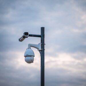 Caméra de surveillance extérieure sans fil sur mât, ciel nuageux (Pexels 14773064, Johny Goh)