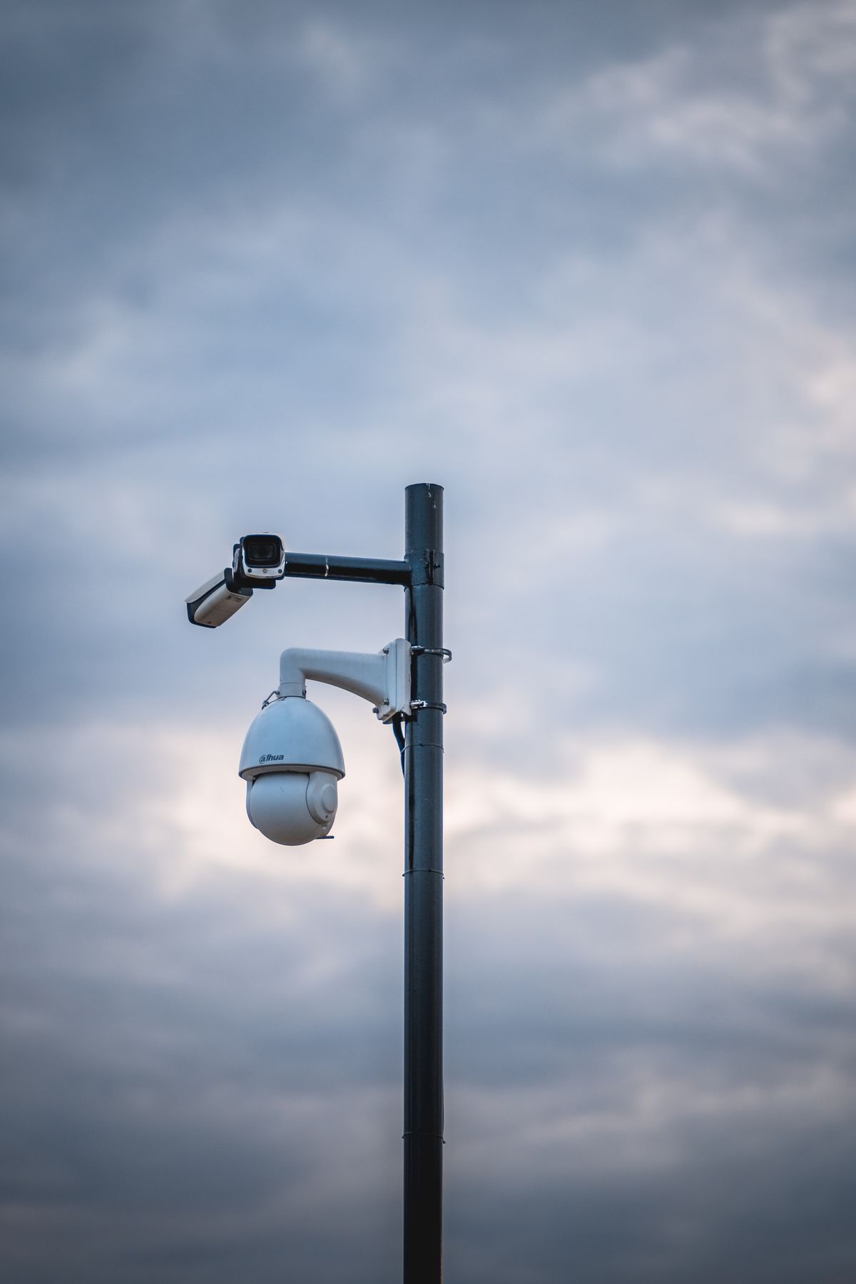 Caméra de surveillance extérieure sans fil sur mât, ciel nuageux (Pexels 14773064, Johny Goh)