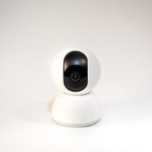 Caméra de surveillance intérieure eufy E220 2K blanche sur fond blanc