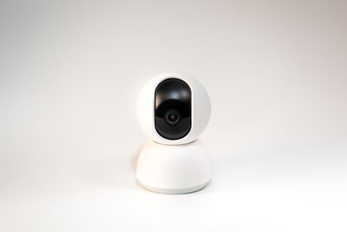 Caméra de surveillance intérieure eufy E220 2K blanche sur fond blanc