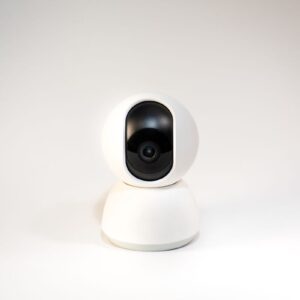 Caméra IP intérieure blanche sur fond blanc