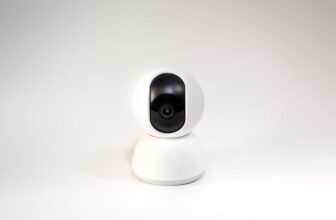 Caméra IP intérieure blanche sur fond blanc