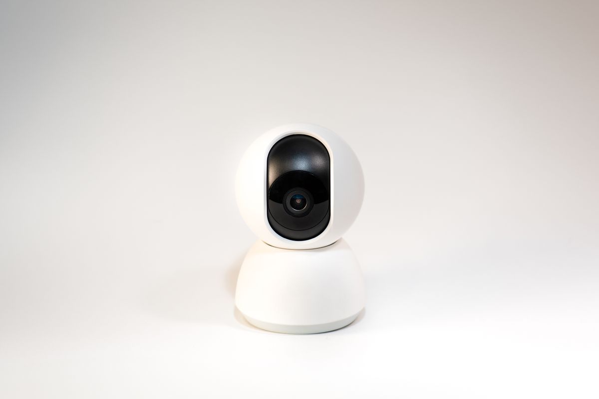 Caméra IP intérieure blanche sur fond blanc