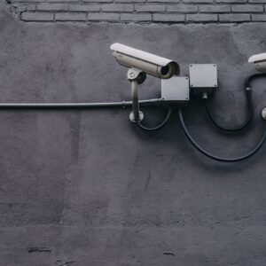 Deux caméras de surveillance extérieures sur un mur, système solaire