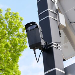Caméra de surveillance extérieure solaire fixée sur un poteau