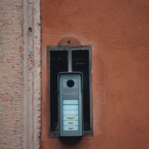 Visiophone/interphone moderne fixé sur un mur extérieur