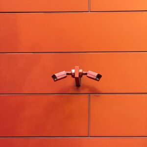 Deux caméras de surveillance montées sur mur orange — Foscam C5M