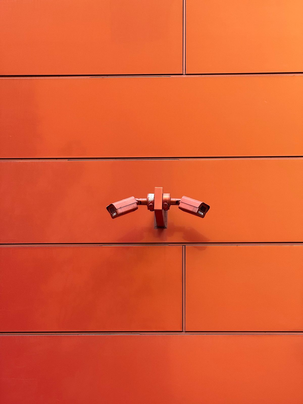 Deux caméras de surveillance montées sur mur orange — Foscam C5M