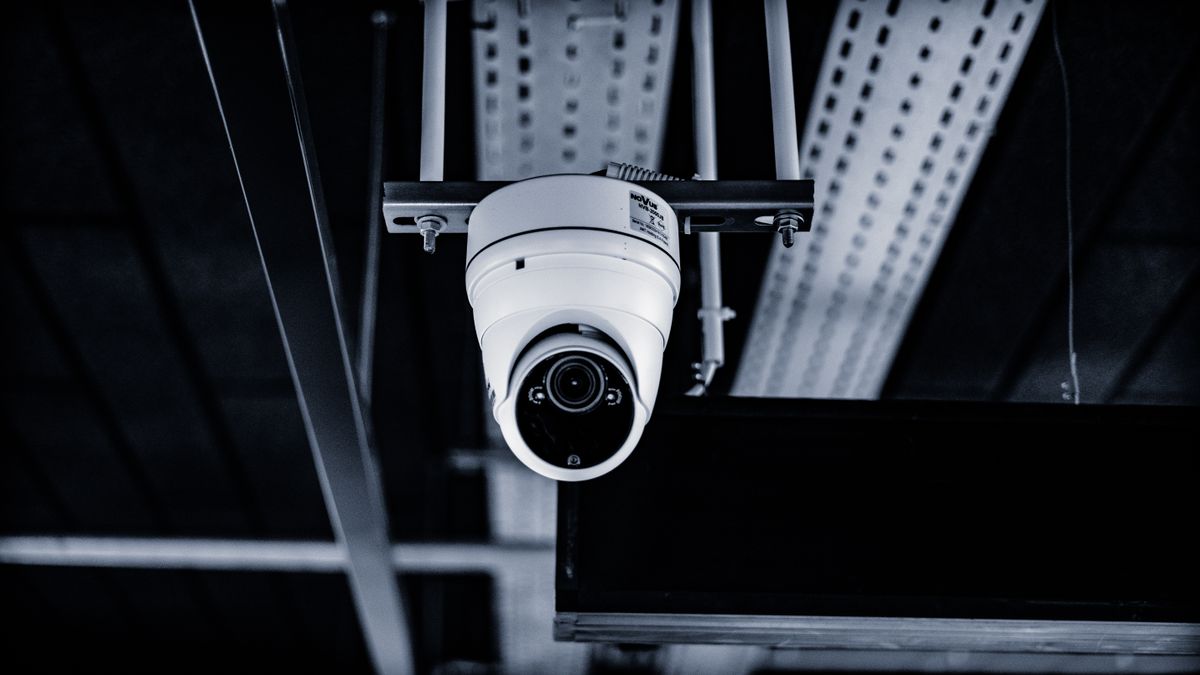 Caméra IP dôme blanche montée en intérieur