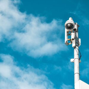 Caméra extérieure de surveillance sur poteau