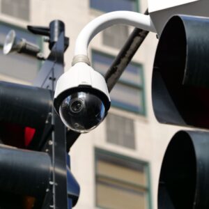 Caméra de surveillance dôme PTZ Foscam SD8P installée dans un environnement urbain