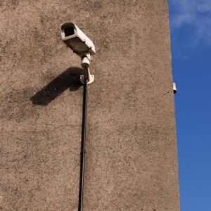 Caméra de sécurité extérieure montée sur mur en béton sous ciel bleu clair — Foscam V8EP