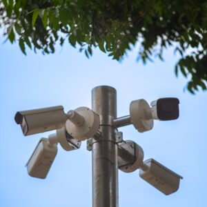 Caméras de surveillance extérieures Hikvision montées sur un mât métallique