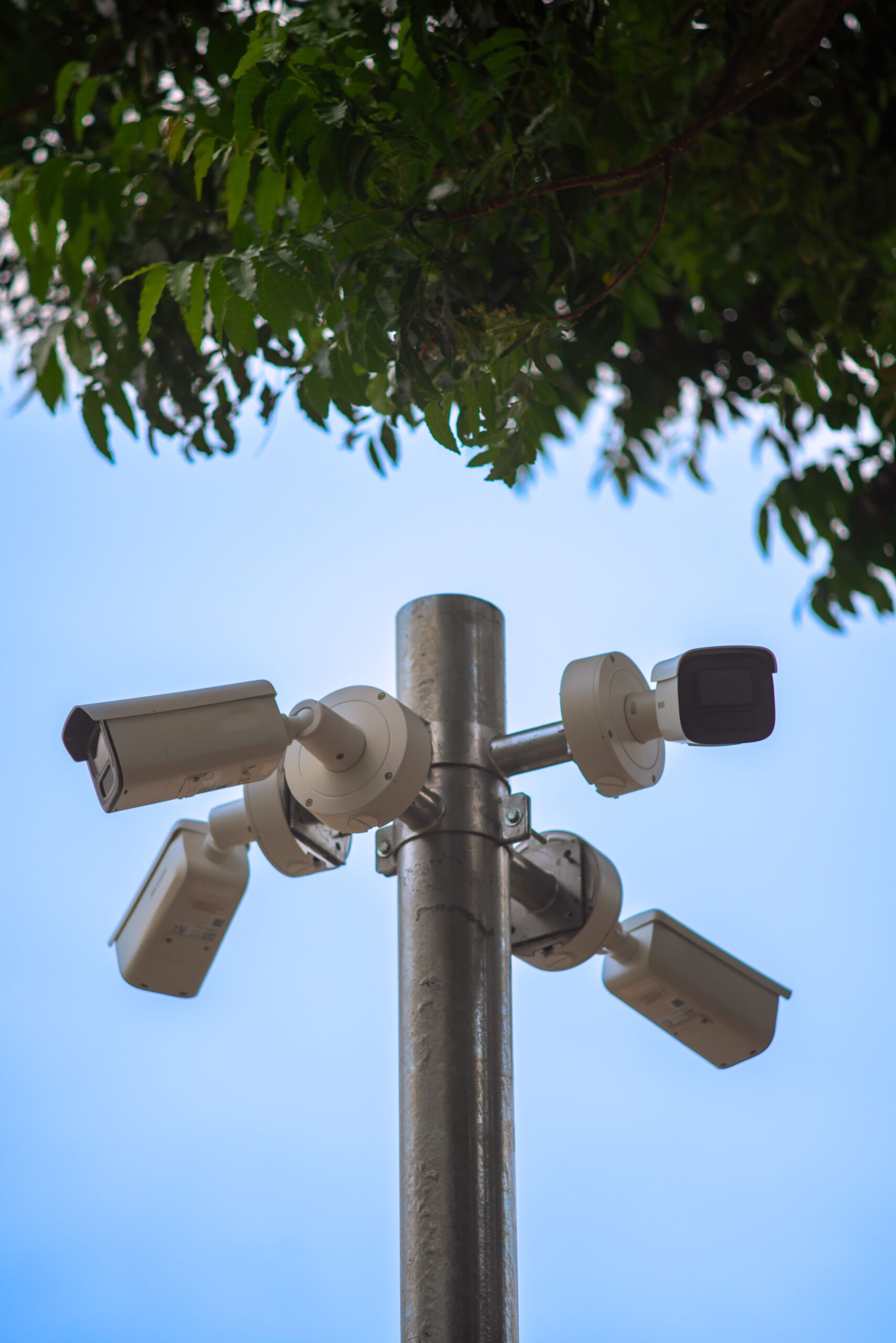 Caméras de surveillance extérieures Hikvision montées sur un mât métallique