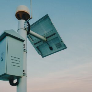 Panneau solaire associé à une caméra de sécurité sous un ciel dégagé