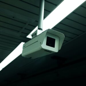 Caméra IP intérieure 4K Imou montée sous plafond, vue de près
