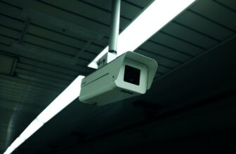 Caméra IP intérieure 4K Imou montée sous plafond, vue de près