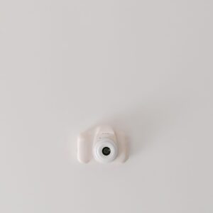 Caméra IP intérieure blanche 360° de type Imou Ranger 2C, fixée au plafond, pour la vidéosurveillance domestique