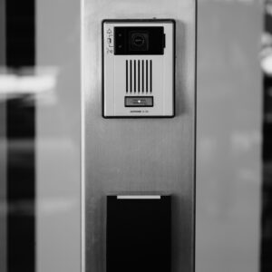 Système d'interphone en noir et blanc fixé sur la façade d'un immeuble