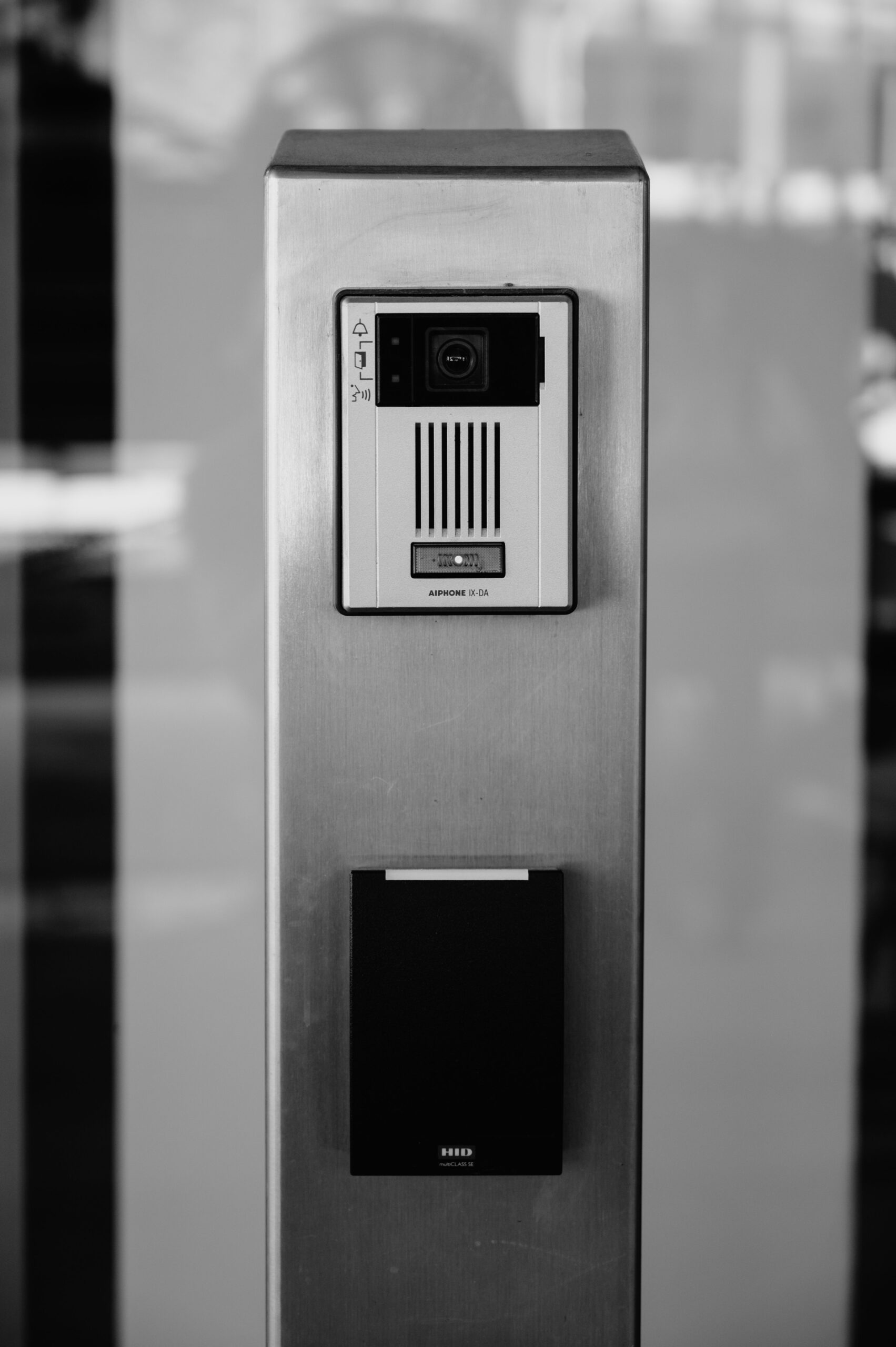 Système d'interphone en noir et blanc fixé sur la façade d'un immeuble