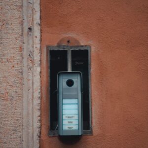 Intercom vidéo mural moderne sur façade rustique — sonnette vidéo sans fil Reolink 2K