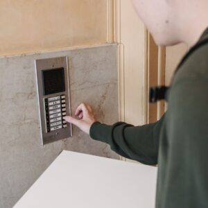Frais porteur appuyant sur la sonnette vidéo à une maison — modèle Reolink