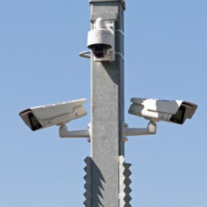 Système de vidéosurveillance extérieur avec plusieurs caméras fixées sur un mât métallique sous un ciel bleu