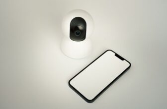 Caméra de sécurité pour la maison intelligente avec interface sur téléphone, fond blanc