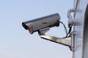 Caméra de surveillance pour location saisonnière et Airbnb : guide légal et choix en 2026
