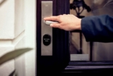 Serrures connectées : guide complet pour sécuriser votre porte d&rsquo;entrée en 2025